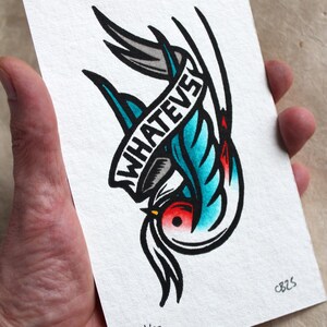 K&ouml;nnte beinhalten: Eine Schwarzwei&szlig;illustration eines blauen und t&uuml;rkisfarbenen Vogels mit einem Banner, auf dem "WHATEVS" steht. Der Vogel fliegt kopf&uuml;ber. Die Illustration ist auf wei&szlig;em Hintergrund.