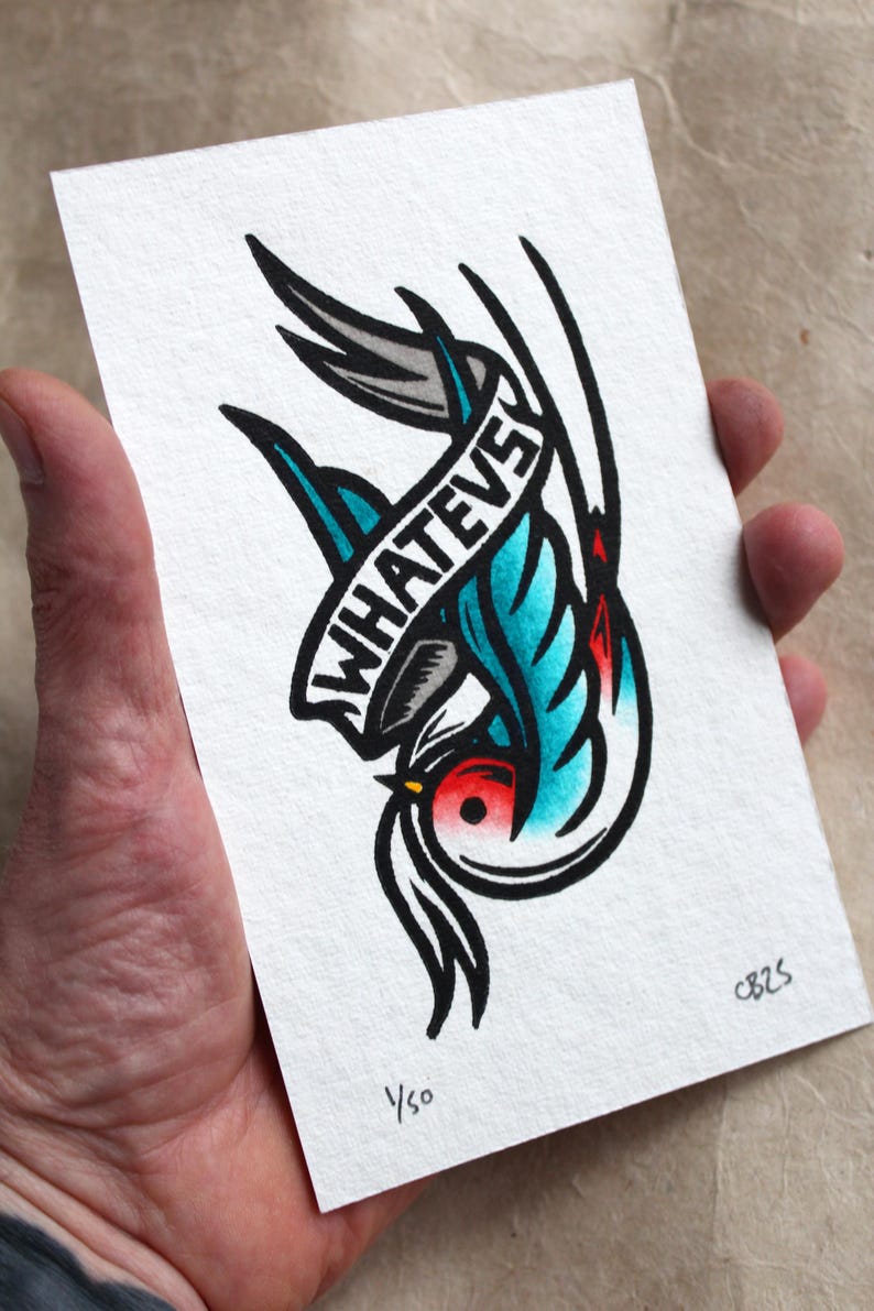 K&ouml;nnte beinhalten: Eine Schwarzwei&szlig;illustration eines blauen und t&uuml;rkisfarbenen Vogels mit einem Banner, auf dem "WHATEVS" steht. Der Vogel fliegt kopf&uuml;ber. Die Illustration ist auf wei&szlig;em Hintergrund.