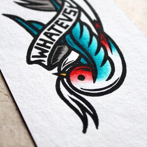 K&ouml;nnte beinhalten: Eine Schwarzwei&szlig;illustration eines Vogels mit einem blauen und roten Auge. Der Vogel h&auml;lt ein Banner, auf dem in schwarzen Buchstaben "WHATEVER" steht.