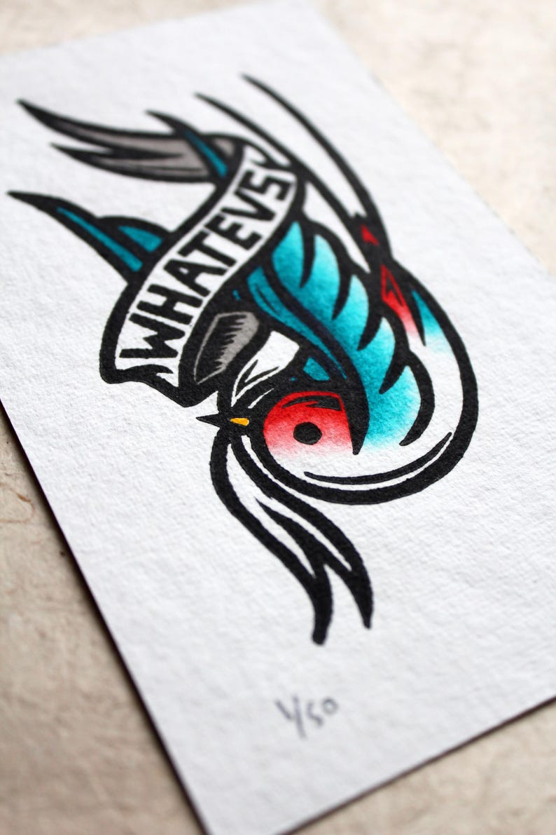 K&ouml;nnte beinhalten: Eine Schwarzwei&szlig;illustration eines Vogels mit einem blauen und roten Auge. Der Vogel h&auml;lt ein Banner, auf dem in schwarzen Buchstaben "WHATEVER" steht.