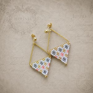 Boucles d'oreilles géométriques triangle dorées en blanc avec des touches de rose et de gris doré