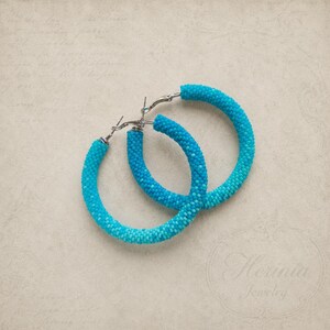 Turquoise ombré gehaakte oorringen met kraaltjes – drie tinten turkoois – artistiek boho-sieradencadeau