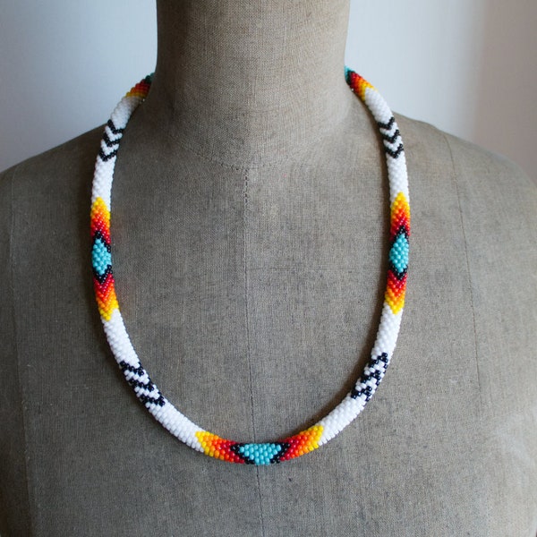 Weißer Türkis Native Style Halskette, Weißer Ethno Halskette, Boho Halskette, Native Style Perlenarbeit Halskette MADE TO ORDER
