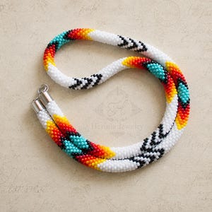 Weiß und Türkis Native American inspirierte Perlenhalskette - südwestlicher Boho ethnischer Schmuck