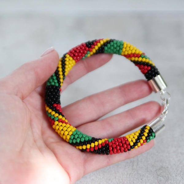 Bracelet de style reggae, bracelet d’inspiration rastafarienne, bracelet de couleurs rasta, bracelet perlé, rouge jaune vert noir - fabriqué sur commande