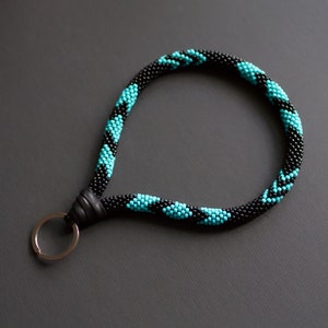 Llavero de pulsera con cuentas estilo nativo azul y negro, llavero de pulsera, llavero de pulsera estilo boho étnico, llavero con cuentas - Hecho a pedido POR ENCARGO