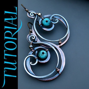 Pode incluir: Um par de brincos de prata e cobre com pedras turquesa. Os brincos são feitos de fio e têm um design delicado e intrincado.