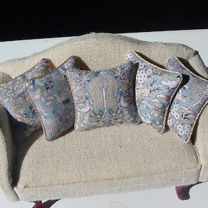 Almohada en miniatura para casa de muñecas, cojín con imágenes de animales diminutos, escala 1:12, color azul y beige. Almohadas decorativas para casa de muñecas.