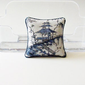 Cojín miniatura para casa de muñecas estilo chinoiserie 1:12, azul y blanco. Cojines decorativos para casa de muñecas.