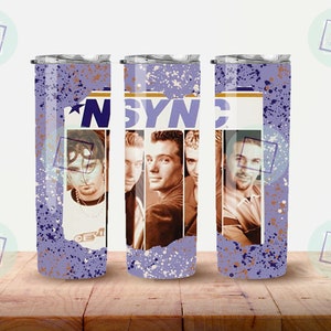 Op de afbeelding: Drie roestvrijstalen bekers met een paars en wit splatter-ontwerp. Elke beker heeft een ander lid van de boyband *NSYNC. De bekers zijn perfect om dranken koud of warm te houden.
