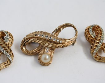 Vintage Brooch/pin and earrings set Hattie Carnegie clip ons