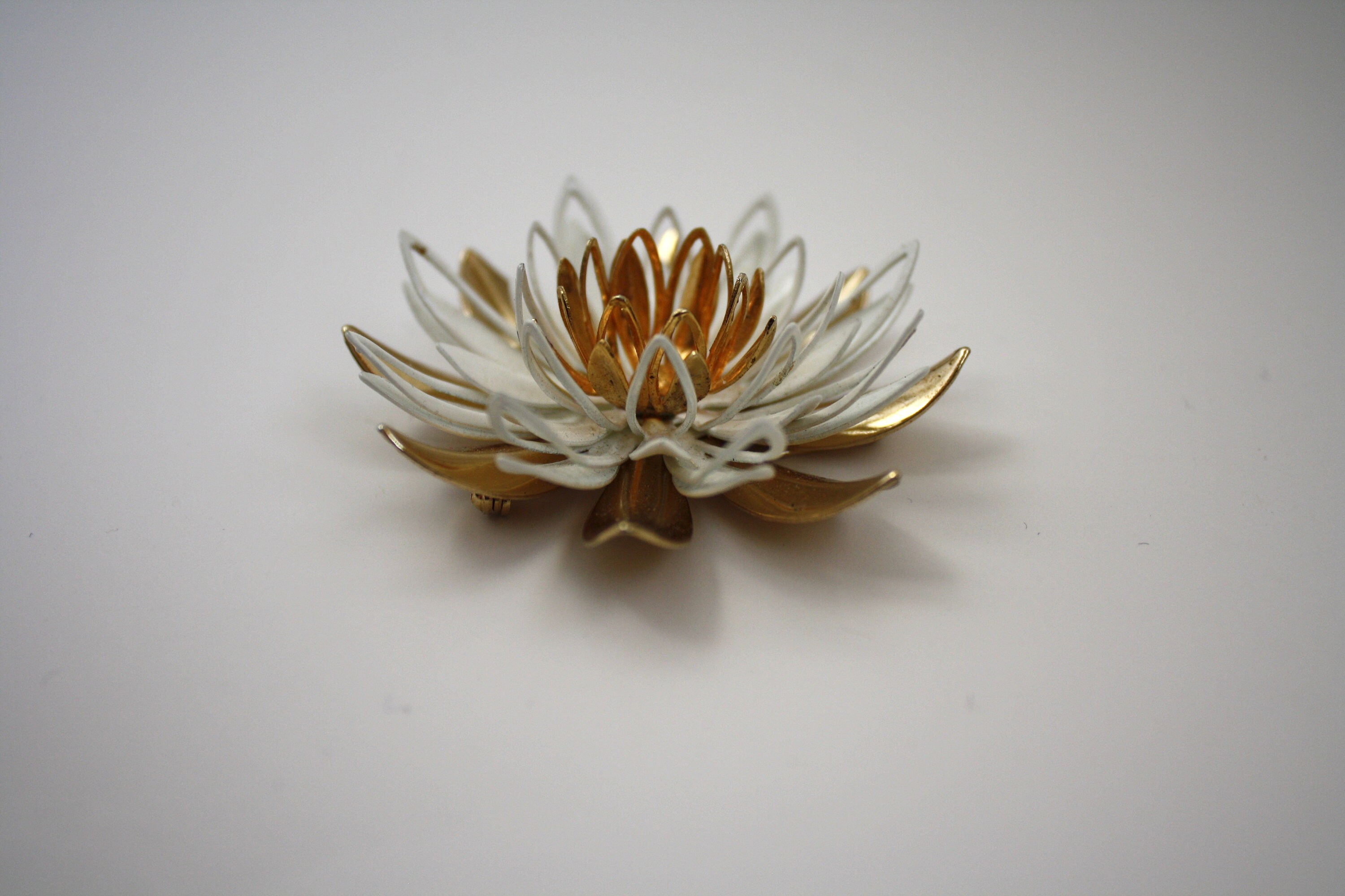 Vintage Sarah Coventry White and Gold 3D Flower Brooch