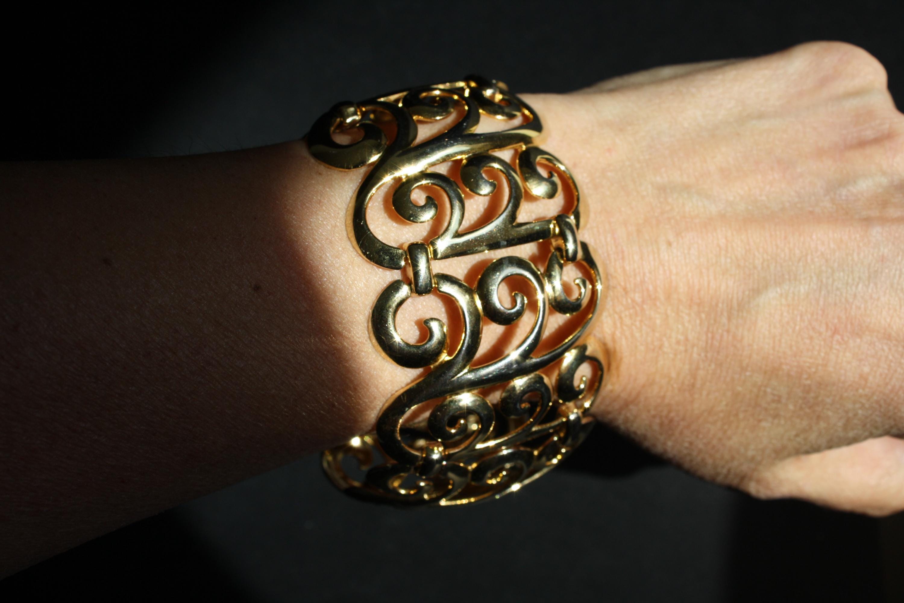 Vintage Wide Cuff Bracelet Gold Tone Filigree Statement  display picture 1