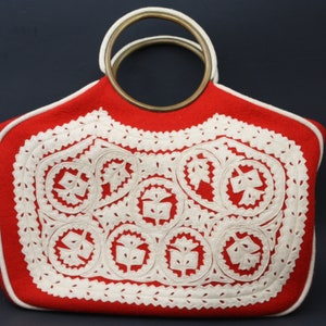 Monedero vintage de fieltro con asas de latón rojo y blanco, estilo boho único imagen 1