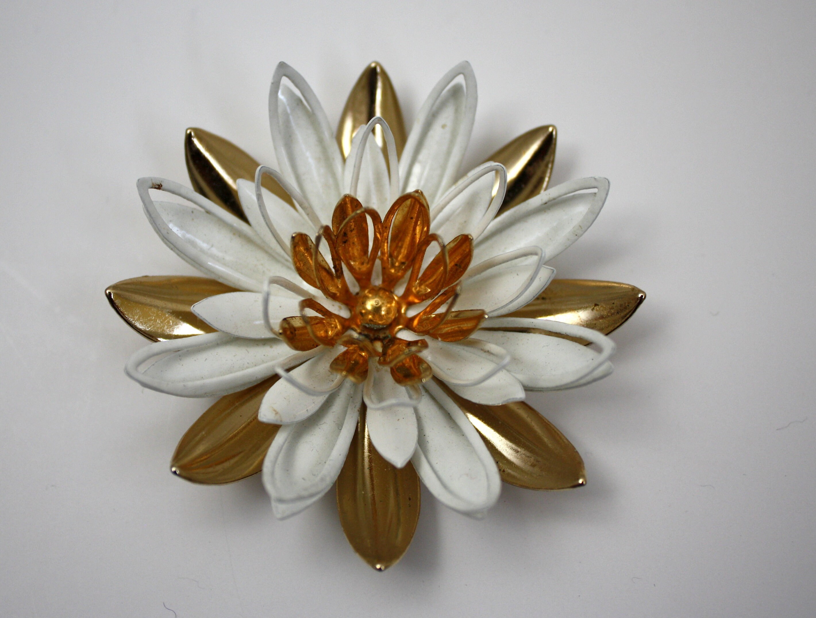 SARAH COVENTRY 1960’s gold　flower brooch Vintage SARAH COVENTRY Flower Brooch 1960's Gold Tone and