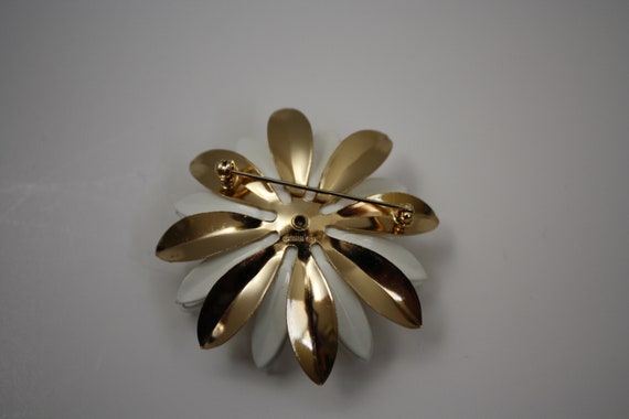 Vintage Sarah Coventry White and Gold 3D Flower Brooch