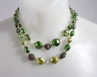 Beautiful Vintage Green multistrand necklace Beads Shades of green Spring 1950s 1960s MidCentury Pin Up Betty