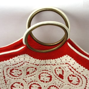 Monedero vintage de fieltro con asas de latón rojo y blanco, estilo boho único imagen 4