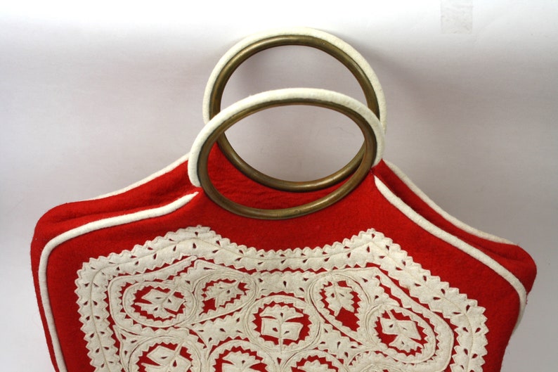 Monedero vintage de fieltro con asas de latón rojo y blanco, estilo boho único imagen 4