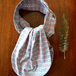 Pronto per la spedizione - Little Red Foxes - Cravatta Ascot Beau Brummel - Moda Dandy Artigianale - Rosso su Cotone Azzurro - Retrò con un Tocco Moderno