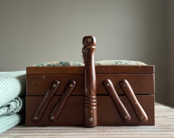 Caja de madera vintage, almacenamiento de accesorios de costura, caja de costura, vintage de madera de mediados de siglo, decoración rústica del hogar de la granja del país,