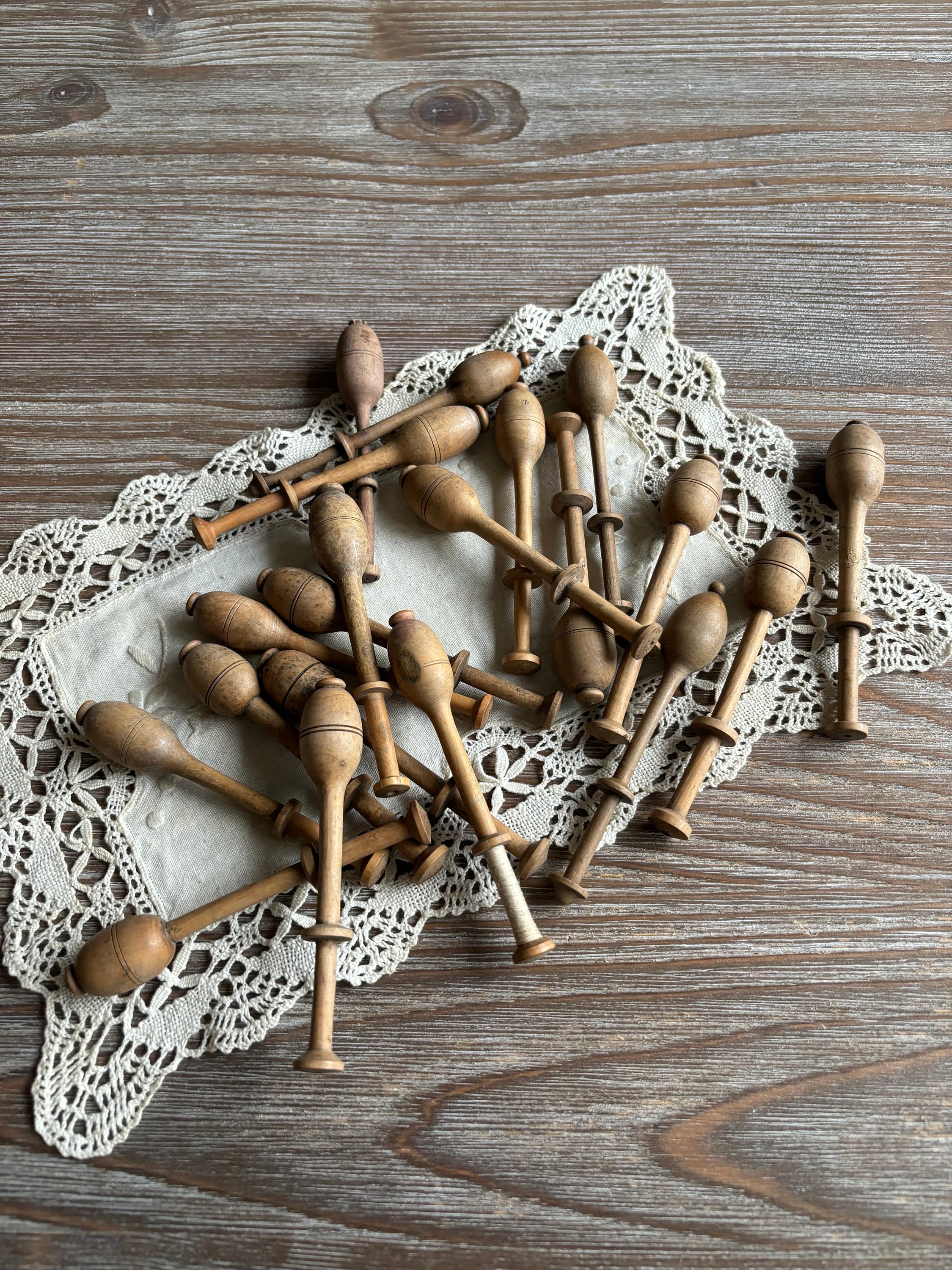 ヴィンテージ Bobbin Lace インテリア Antique Belgian Lace Bobbins, Wooden Lace Weaving Spindles