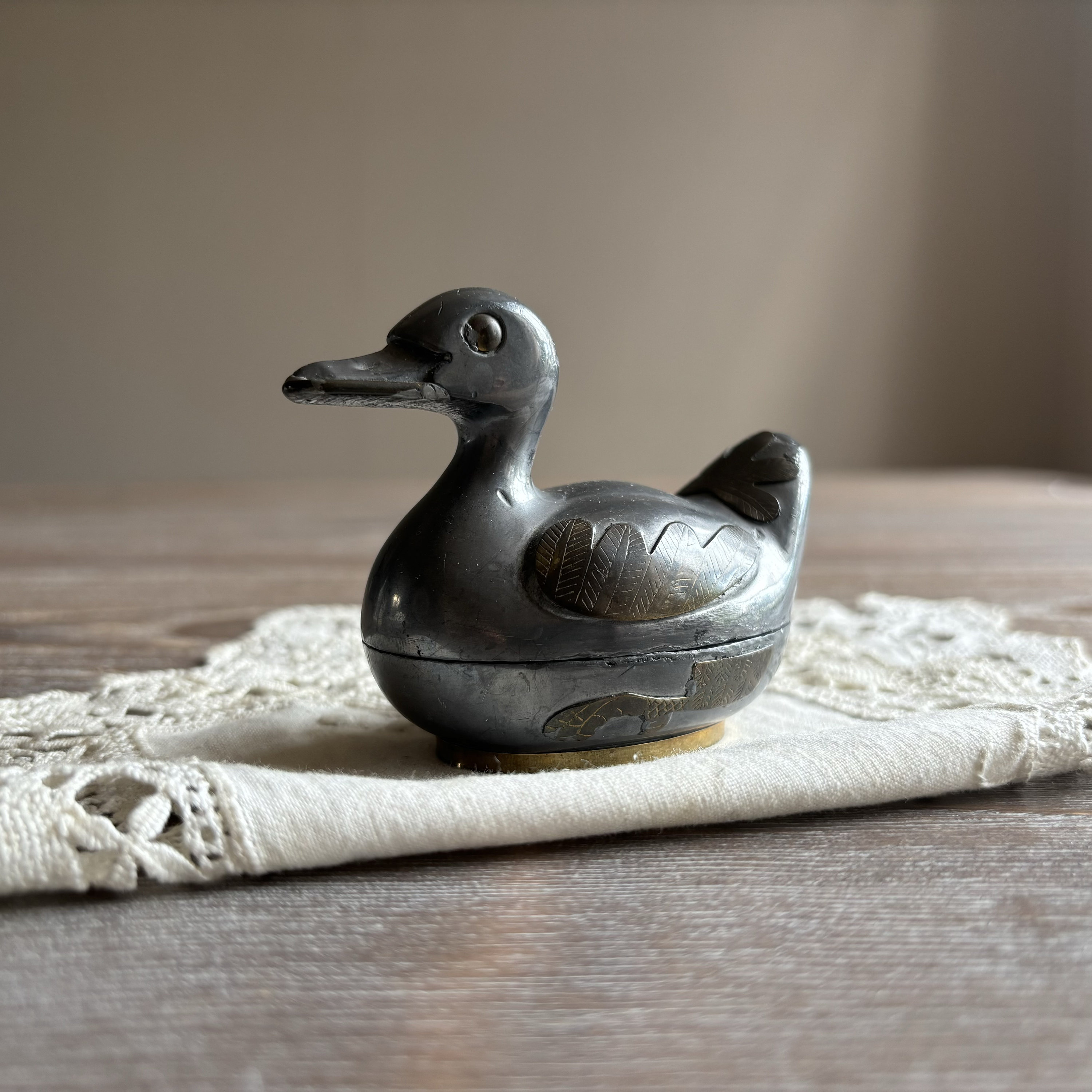 ヴィンテージの小さなピューター真鍮製アヒルの小物、金属製の