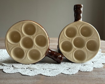 2 französische Vintage Schnecken Teller, Escargot Teller, Emile Henry, braune Keramik glasierter Tonteller, Tontopf mit Henkel, Mid Century Retro Kochgeschirr