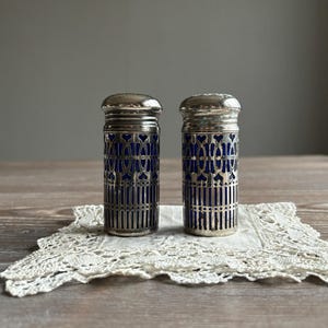 Vintage glass salt pepper shakers in metal holder, Cobalt blue kitchenware, mid century kitchen home decor, country farmhouse