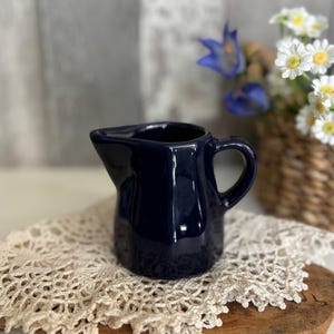 Lechera octogonal de cerámica vintage, jarra pequeña, cerámica esmaltada en azul cobalto, vajilla de mediados de siglo, estilo rústico.