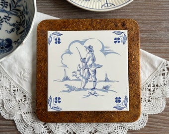 dessous de plat en carrelage vintage avec liège, céramique bleu blanc hollandaise, dessous de plat carré du milieu du siècle, ustensiles de cuisine vintage, décoration de maison de ferme de campagne rétro