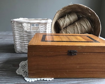 Caja de madera de almacenamiento vintage con espejo, madera vintage de mediados de siglo, estilo rústico de la casa de campo, decoración de la tira negra