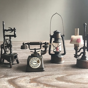 Giocattoli vintage per case delle bambole in metallo, temperamatite, spagnolo, piccola lampada per telefono, miniature da collezione con ruota girevole, giocattoli della metà del secolo