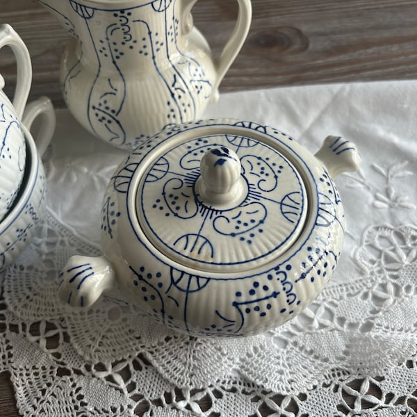 Vintage ironstone ceramic sugar bowl with clow paw handles, Boch La Louviere, Delft Blue, Iconic Copengahue, Cobalt Blue, Shabby chic