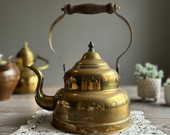 Vintage Messing Teekessel mit Holzgriff, Teekanne, Mid Century Metallwaren, antikes Retro Küchengeschirr, rustikale Bauernhaus Wohnkultur