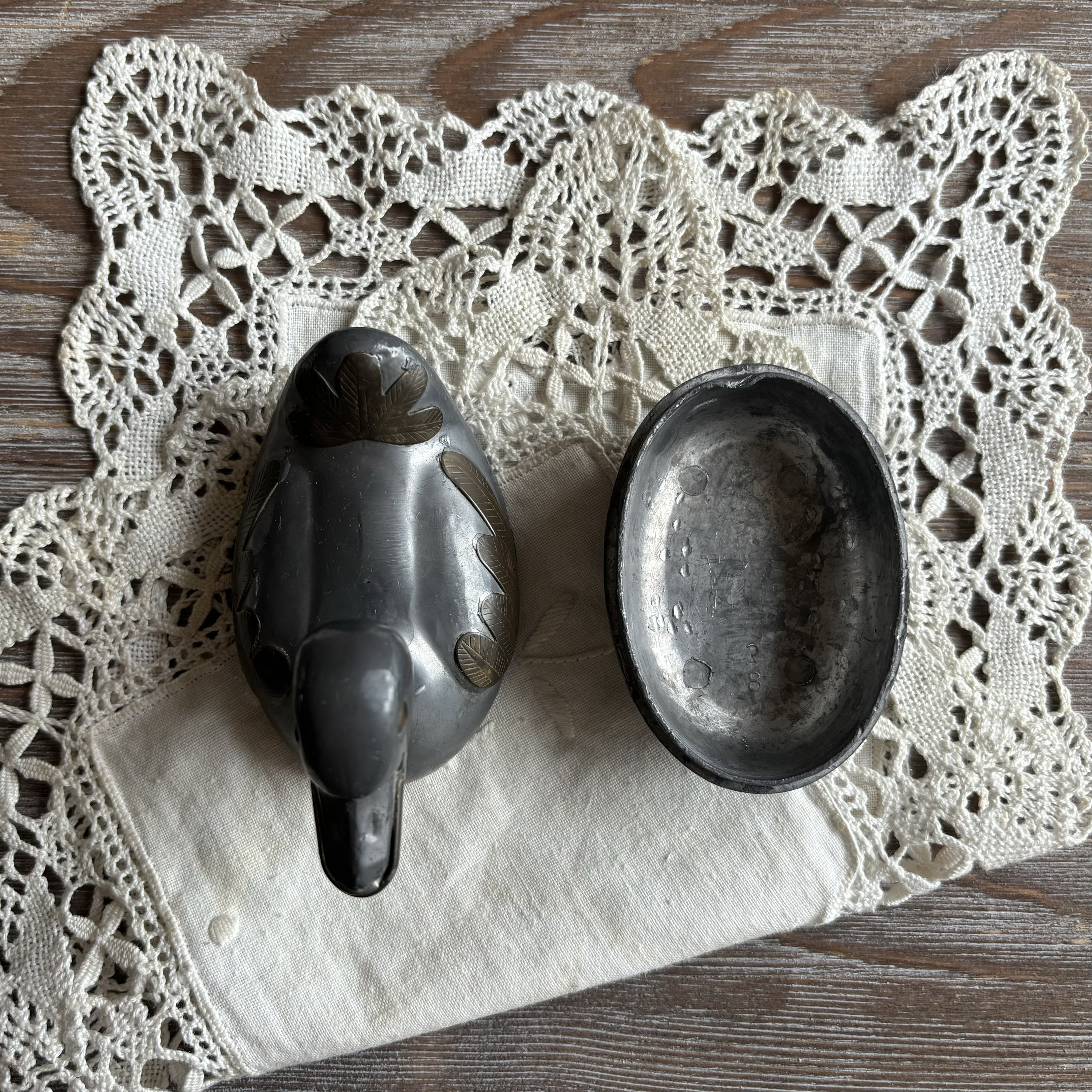 ヴィンテージの小さなピューター真鍮製アヒルの小物、金属製の