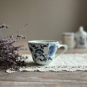 ヴィンテージ ブルー ドナウ ティー コーヒー カップ、日本製、コバルトブルーの花柄デザイン、ホワイト ホワイトウェア トランスファーウェア、カントリー ファームハウス