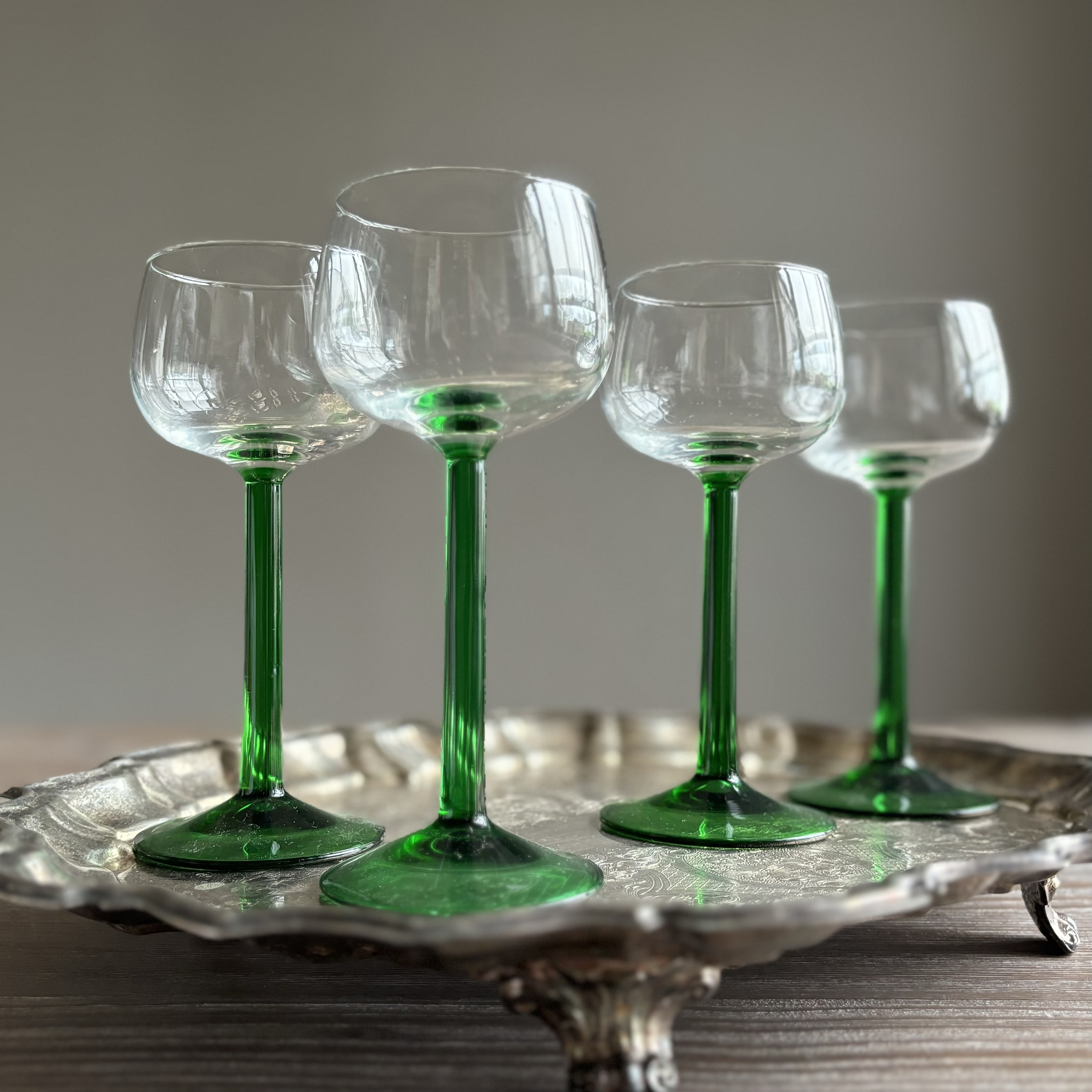 Französische Vintage-Weingläser auf grünem Fuß, 4er-Set, Luminarc Arcoroc, grüner langer Stiel, Vintage-Bargeschirr aus der Mitte des Jahrhunderts, Retro-Chic