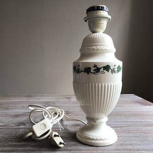 Vintage Tischlampe, Florale weiße Lampe, Weißware retro alte Wohnkultur, Mid Century Stehlampe,