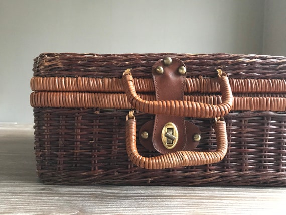 Vintage large wicker picnic basket, large square … - image 4