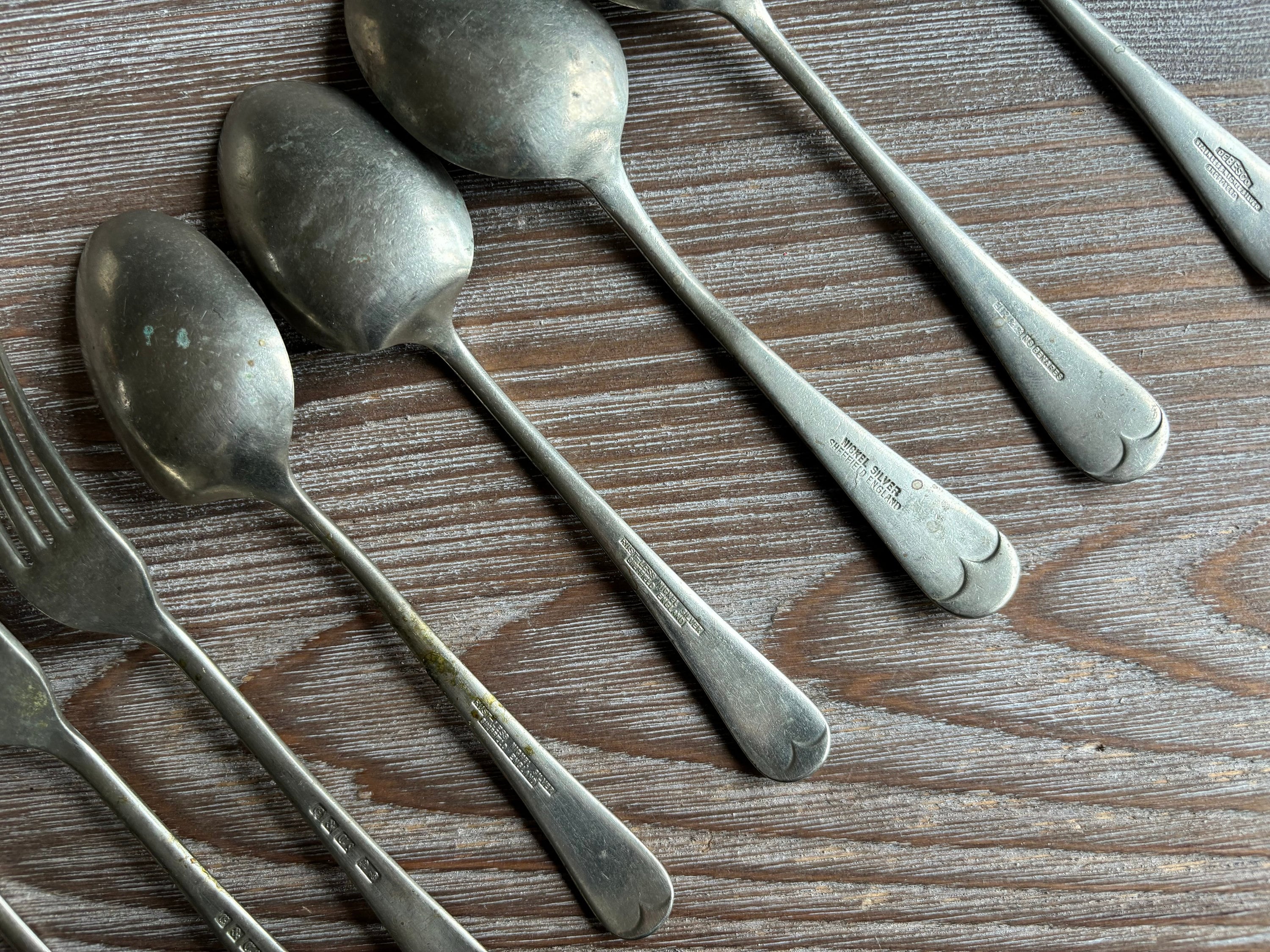 イギリスのヴィンテージカトラリー、銀ニッケルフォークとスプーンの