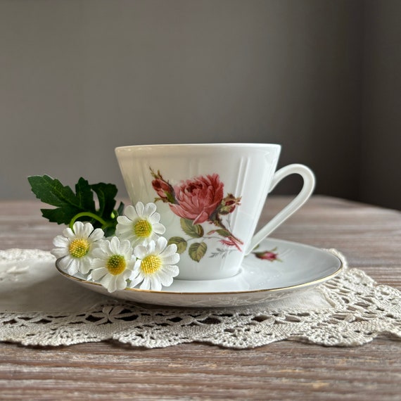 花柄の磁器製ティーカップとソーサー、美しいビンテージティー 花柄の磁器製ティーカップとソーサー、美しいビンテージティー
