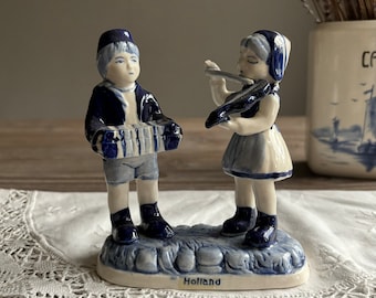 Entzückende Vintage-Figur, Delft Statuette, holländische Delft Figur, blau-weiße Figur, Holland Porzellan, Vintage Wohnkultur, Mitte des Jahrhunderts Statuette
