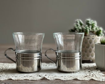 Französische Vintage Gläser im Metallhalter, 2er-Set, Duralex-Metallbecherhalter, Teekocher, Metallwaren, Landhausdekor aus der Mitte des Jahrhunderts