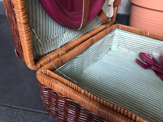 Vintage large wicker picnic basket, large square … - image 9