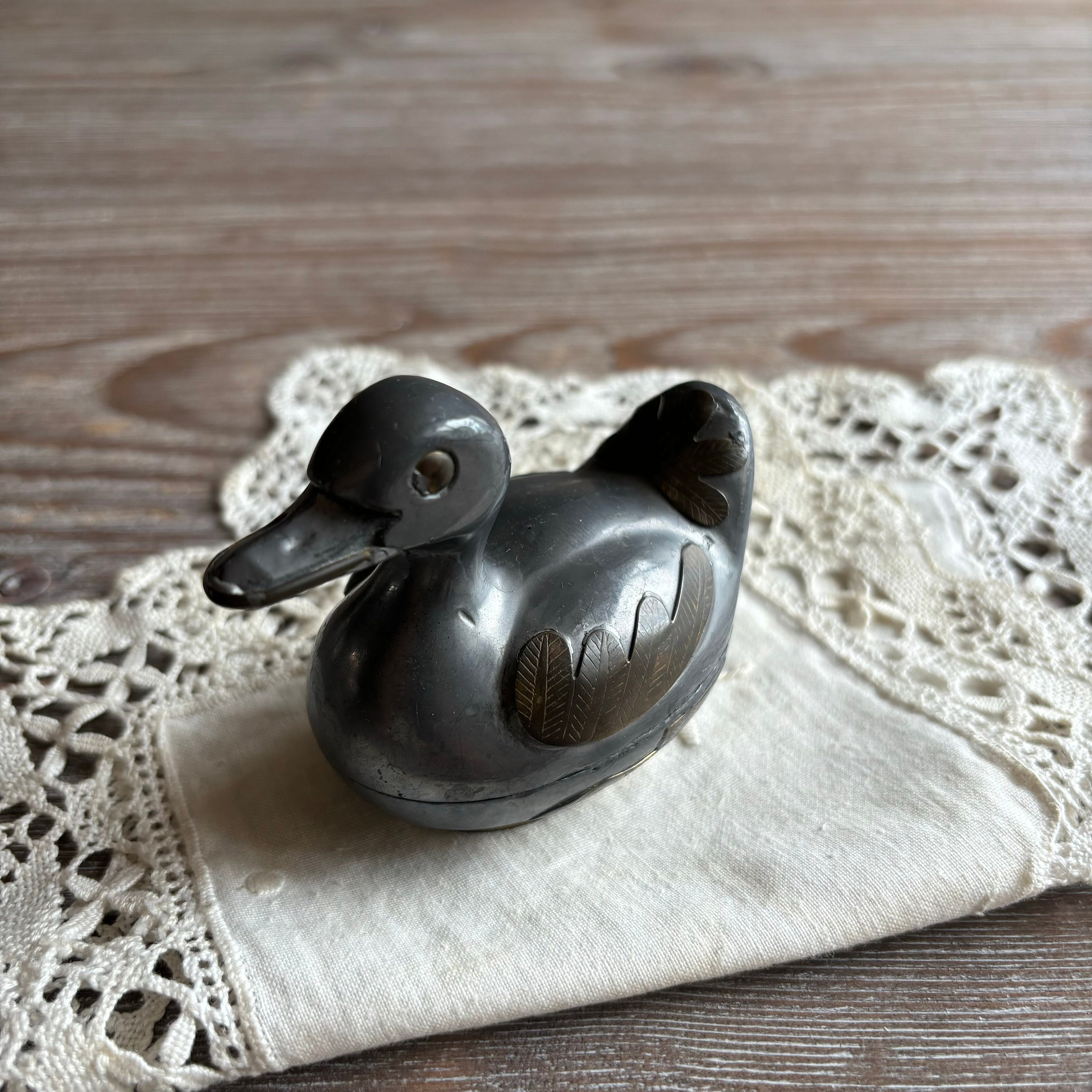 ヴィンテージの小さなピューター真鍮製アヒルの小物、金属製の