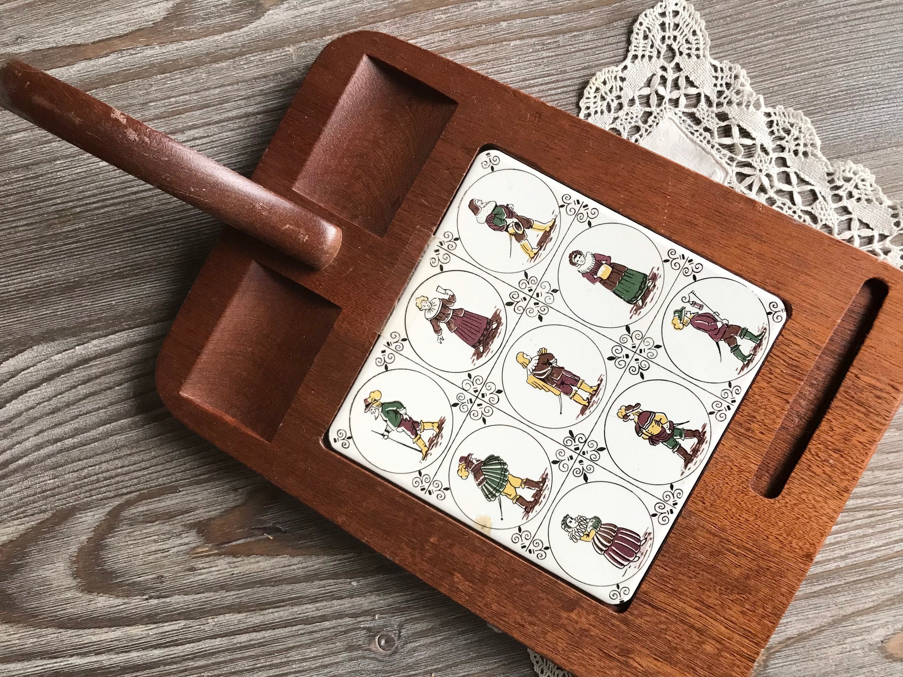 Planche à découper en bois allemande vintage avec carreaux de céramique peints à la main - France