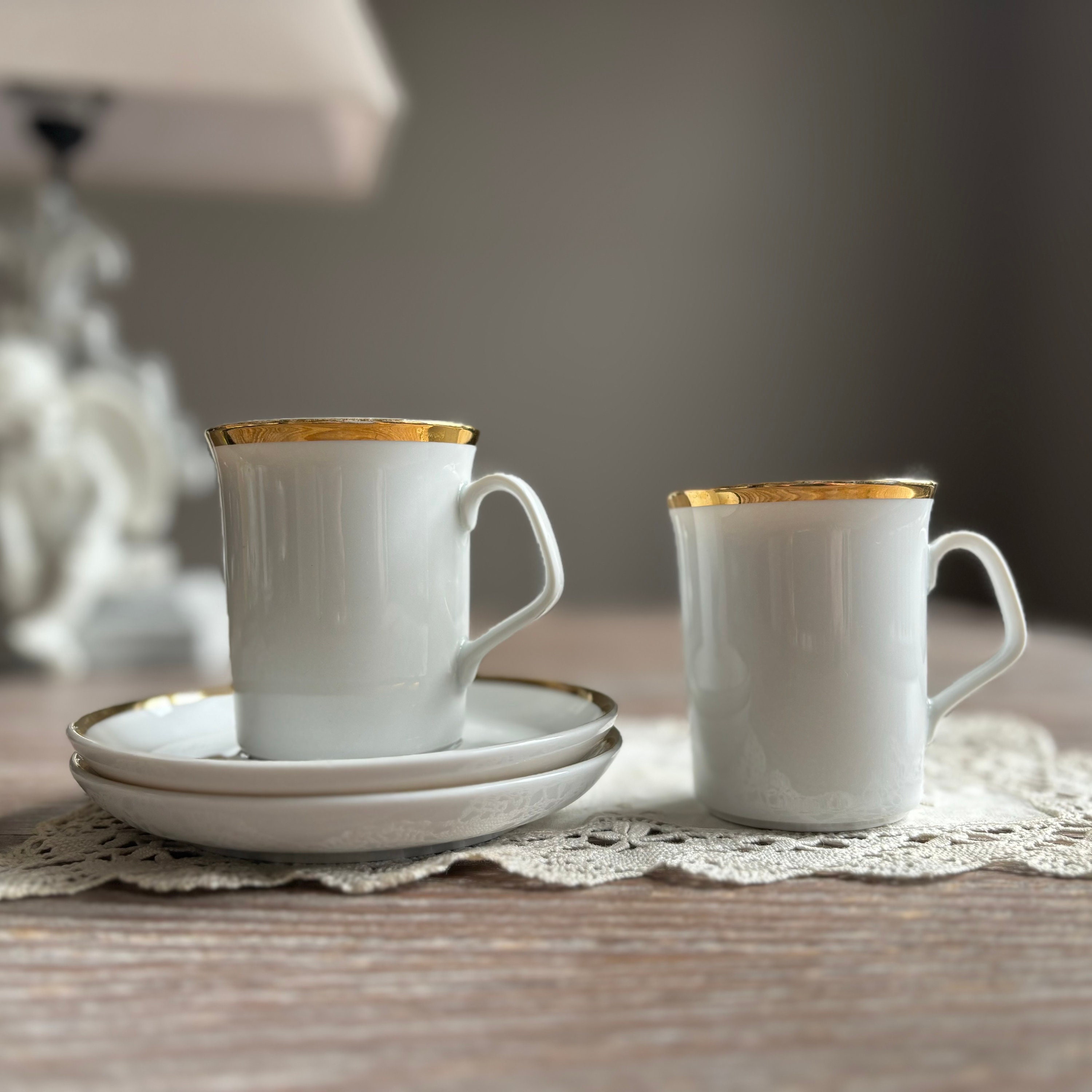 ヴィンテージ磁器コーヒーカップとソーサー、2個セット、金縁の白い