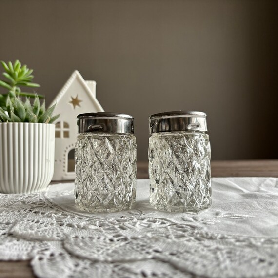 Vintage depression glass salt pepper shakers, metal lids, Vintage glass kitchenware, Pressed glass,mid century kitchen home decor, farmhouse