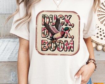 T-shirt sublimering PNG | Duck Duck Boom kamouflagedesign | Jakthumor Clipart | Höst utomhus kvinnor grafik